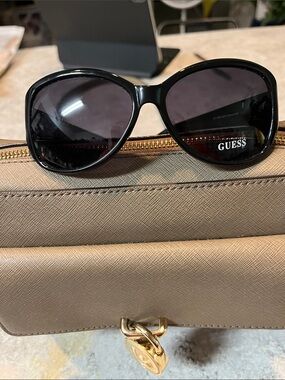 GUESS Black Women'Sunglasses with Dark Lenses new